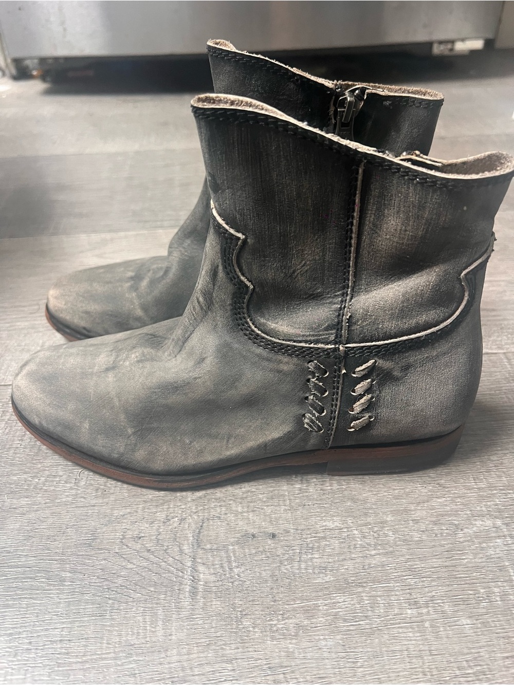Baske California Gray/Black
Distressed Handmade Leather
Ankle Boots LIKE NEW 6